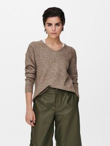 ONLY Sweter "Camilla" w kolorze brązowym rozmiar: M. Brązowe swetry oversize ONLY, m, bez wzorów, ze splotem, bez ramiączek. Za 118,84 zł.