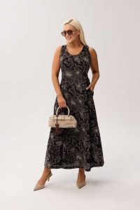Elegancka sukienka Sevilla Black MAXI bez rękawów, z kieszeniami i kwiatowym printem PLUS SIZE WIOSNA LATO. Czarne sukienki Moda Size Plus Iwanek, na co dzień, na lato, plus size, z aplikacjami, z bawełny, eleganckie, bez kołnierzyka, plus size, bez ramiączek, maxi, oversize. Za 339,90 zł.