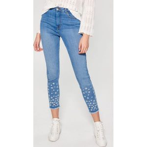 Jeansy high waist ze zdobieniem - Niebieski. Jeansy marki Mohito. W wyprzedaży za 99,99 zł.