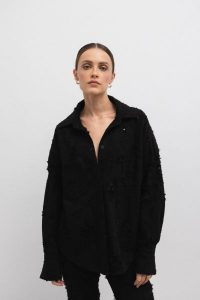 Koszula z surowej tkaniny w kolorze CZARNYM - RIPS-S/M. Czarne koszule Marsala, l, z aplikacjami, z bawełny, bez kołnierzyka, bez ramiączek. W wyprzedaży za 124,75 zł.