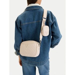 Torebka Guess Jeans. Listonoszki Guess Jeans, z aplikacjami, z jeansu, bez dodatków. Za 229,99 zł.