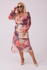 Szyfonowa kopertowa sukienka Mia w odcieniach beżu i pomarańczu PLUS SIZE XXL. Sukienki Moda Size Plus Iwanek, do pracy, na lato, l, bez wzorów, z elastanu, biznesowe, bez kołnierzyka, plus size, bez ramiączek, mini, dla puszystych. W wyprzedaży za 249,90 zł.