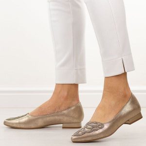 Złote półbuty damskie M.Daszyński Sa201A-2. Żółte czółenka M.Daszyński, z aplikacjami, ze skóry, bez obcasa, na obcasie, bez zapięcia. Za 179,00 zł.