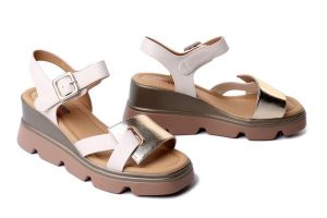 Artiker Relaks 58C0312 BEIGE/GOLD, sandały damskie. Brązowe sandały Artiker Relaks, bez wzorów, bez obcasa, na koturnie, bez zapięcia. Za 239,90 zł.