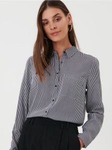 Koszula w paski - czarny. Czarne koszule Sinsay, l, bez wzorów, z wiskozy, bez kołnierzyka, bez ramiączek. Za 29,99 zł.