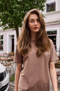 T-shirt z bawełny beżowy. Brązowe t-shirty MOODO, l, bez wzorów, z bawełny, bez kołnierzyka, bez ramiączek. Za 39,99 zł.