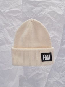 Czapka beanie - kremowy. Białe czapki Sinsay, z aplikacjami, z materiału. Za 25,99 zł.