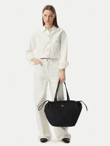 Tommy Jeans Torebka Tjw Ess Daily Tote AW0AW18771 Czarny. Czarne torebki klasyczne Tommy Jeans, bez wzorów, z jeansu, bez dodatków. Za 329,99 zł.