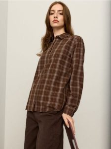 Bawełniana koszula oversize w kratę - wielobarwny. Koszule Sinsay, l, bez wzorów, z bawełny, bez kołnierzyka, bez ramiączek. Za 39,99 zł.