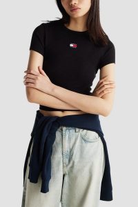 TOMMY JEANS Czarny damski t-shirt. Czarne t-shirty Tommy Jeans, s, bez wzorów, z jeansu, bez kołnierzyka, bez ramiączek. W wyprzedaży za 88,99 zł.