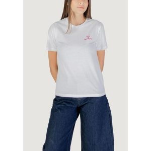 Koszulka crop top Kobieta ONLY ONLADELINA S/S TEE CS JRS. Czerwone topy ONLY, s, bez wzorów, z bawełny, bez kołnierzyka, bez ramiączek. Za 127,75 zł.