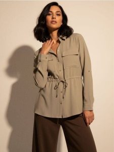 Koszula z kieszeniami cargo i wiązaniem w talii - zielony. Zielone koszule Sinsay, l, bez wzorów, bez kołnierzyka, bez ramiączek. Za 59,99 zł.