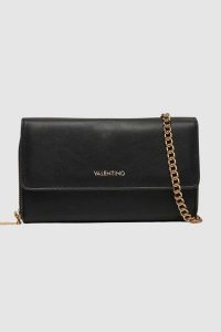 VALENTINO Czarny portfel na łańcuszku Kalua Pochette. Czarne torebki klasyczne Valentino by Mario Valentino, bez wzorów, bez dodatków. W wyprzedaży za 299,99 zł.