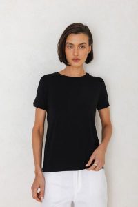 T-SHIRT ROMA MODAL CZARNY M - Flawless. Czarne t-shirty Flawless, m, bez wzorów, z jeansu, bez kołnierzyka, bez ramiączek. Za 200,00 zł.