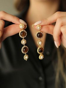 L'Atelier de Gaia Pozłacane kolczyki-wkrętki rozmiar: onesize. Brązowe kolczyki L'Atelier de Gaia, z perłą, pozłacane. Za 69,99 zł.