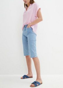 Bermudy dżinsowe ze stretchem. Niebieskie jeansy bonprix, bez wzorów, z jeansu. Za 79,99 zł.