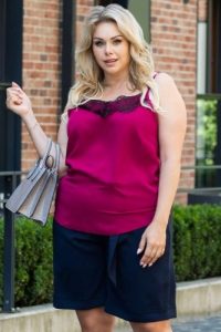 Bluzka Top z ozdobną koronką przy dekolcie ELMA Viva Magenta fuksja. Czerwone bluzki KARKO, plus size, bez wzorów, z elastanu, biznesowe, bez kołnierzyka, bez ramiączek. Za 69,50 zł.