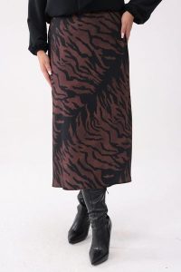 Elegancka spódnica Tigra w odcieniach brązu PLUS SIZE XXL OVERSIZE. Spódnice Moda Size Plus Iwanek, na co dzień, plus size, bez wzorów, z elastanu, eleganckie, plus size, midi. W wyprzedaży za 149,90 zł.