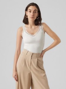 Vero Moda Top "Rosa" w kolorze białym rozmiar: L. Białe topy Vero Moda, l, bez wzorów, z koronki, bez kołnierzyka, bez ramiączek. Za 43,99 zł.