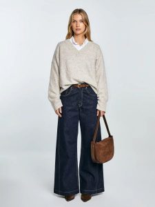 Sweter damski v-neck oversize z dodatkiem wełny beżowy Violina 801. Brązowe swetry oversize Big Star, l, bez wzorów, z jeansu, bez ramiączek. Za 229,99 zł.