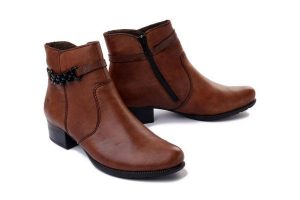 RIEKER 78676-25 brown, botki damskie. Brązowe botki Rieker, na zimę, bez wzorów, bez obcasa, na obcasie, bez zapięcia. Za 399,90 zł.