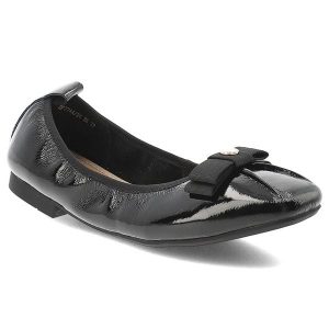 Baleriny damskie Filippo, cholewka ze skóry naturalnej lakierowanej wsuwany fason z ozdobną kokardą zabudowany przód na płaskiej podeszwie, czarne, D. Czarne balerinki Filippo, bez wzorów, ze skóry, bez obcasa, na płaskiej podeszwie, bez zapięcia. Za 144,90 zł.