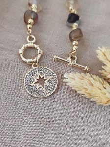 Nakkash Pozłacany naszyjnik z kamieniami szlachetnymi - dł. 45 cm rozmiar: onesize. Brązowe naszyjniki Nakkash, z agatem, pozłacane. Za 118,56 zł.