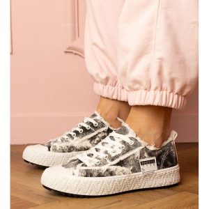 Czarne damskie trampki sneakersy sportowe. Czarne trampki bez wzorów, z tkaniny, bez zapięcia. Za 81,83 zł.