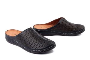 COMFORTABEL 700537-01 schwarz, klapki damskie. Czarne klapki Comfortabel, bez wzorów, ze skóry, bez obcasa. Za 264,90 zł.
