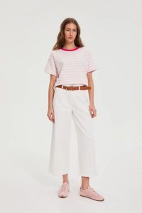 Jeansy z szerokimi nogawkami białe. Białe jeansy MOODO, bez wzorów, z bawełny. Za 149,99 zł.