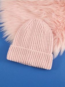 Czapka - różowy. Czerwone czapki Sinsay, bez wzorów, z materiału. Za 19,99 zł.