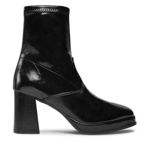 Botki Tamaris. Czarne botki Tamaris, bez wzorów, bez obcasa, na słupku, bez zapięcia. Za 379,99 zł.