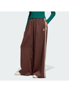 Adidas Spodnie dresowe adicolor Satin KD2541 Brązowy Wide Leg. Brązowe spodnie dresowe ADIDAS, bez wzorów, z dresówki. Za 349,99 zł.
