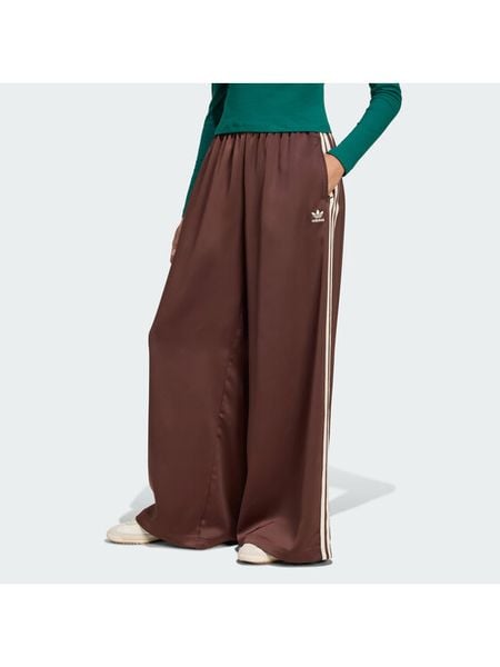 Adidas Spodnie dresowe adicolor Satin KD2541 Brązowy Wide Leg. Brązowe spodnie dresowe ADIDAS, bez wzorów, z dresówki. Za 348,99 zł.