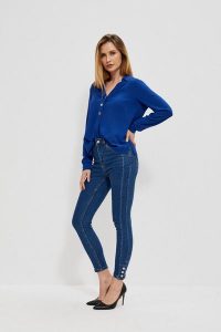 Jeansy rurki z ozdobnymi guzikami. Niebieskie jeansy MOODO, bez wzorów, z bawełny, długie. W wyprzedaży za 44,99 zł.