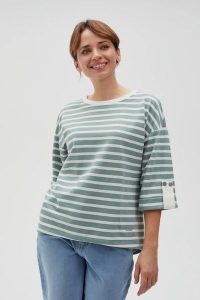Bluza oversize w paski z szerokimi rękawami oliwkowa. Zielone bluzy MOODO, l, bez wzorów, z bawełny, bez kaptura. Za 99,99 zł.