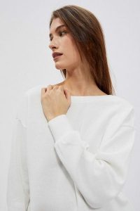 Bluza z dekoltem na plecach perłowa. Białe bluzy MOODO, m, bez wzorów, z bawełny, bez kaptura. W wyprzedaży za 49,99 zł.