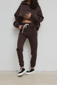 Spodnie dresowe typu jogger w kolorze CHOCOLATE - DRIPS-XS. Czarne spodnie dresowe Marsala, xs, bez wzorów, z bawełny. Za 259,90 zł.