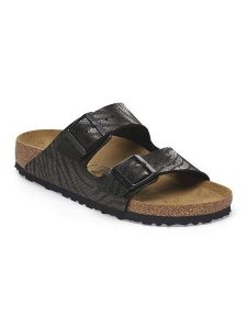 Birkenstock Klapki "Arizona" w kolorze czarnym rozmiar: 38. Czarne klapki Birkenstock, bez wzorów, z otwartym noskiem, bez obcasa. Za 257,92 zł.