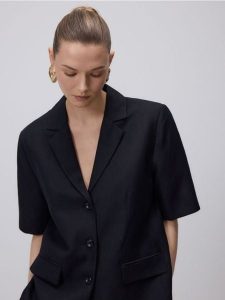 Marynarka z lnem - czarny. Czarne marynarki i żakiety Reserved, l, bez wzorów, z wiskozy. Za 179,99 zł.