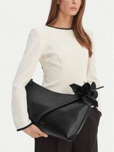 GINO ROSSI Torebka C-LDA8483 Czarny. Czarne torebki klasyczne Gino Rossi, bez wzorów, z materiału, bez dodatków. Za 229,99 zł.