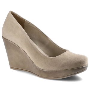 Czółenka damskie Karino, zamszowe koturny z pełnym noskiem i wygodną jednolitą platformą, beżowe, 1224-001-P. Brązowe czółenka Karino, bez wzorów, z weluru, bez obcasa, na koturnie, bez zapięcia. Za 269,00 zł.