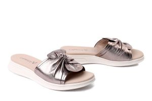 CAPRICE 9-27208-46 398 brown metallic, klapki damskie. Brązowe klapki Caprice, bez wzorów, bez obcasa. Za 271,92 zł.