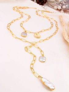 Pierres delicates Naszyjnik z zawieszką - dł. 50 cm rozmiar: onesize. Białe naszyjniki Pierres delicates, z perłą, z mosiądzu. Za 127,05 zł.