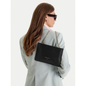 Torebka Patrizia Pepe. Czarne torebki klasyczne Patrizia Pepe, bez wzorów, bez dodatków. Za 623,99 zł.