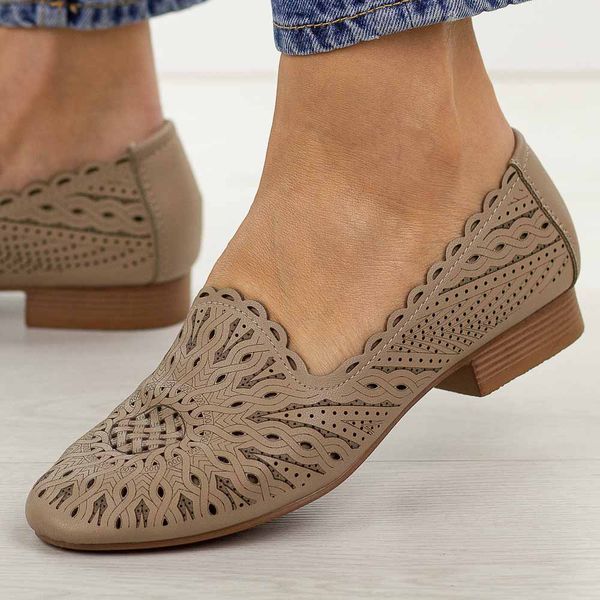 Beżowe skórzane półbuty damskie Jezzi Ol50-3. Brązowe półbuty Jezzi, na lato, w ażurowe wzory, ze skóry, z okrągłym noskiem, bez obcasa, na płaskiej podeszwie, bez zapięcia. W wyprzedaży za 206,10 zł.