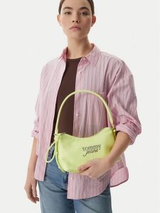 Tommy Jeans Torebka Metal Logo Shoulder Bag AW0AW18468 Zielony. Zielone torebki klasyczne Tommy Jeans, bez wzorów, z jeansu, bez dodatków. Za 409,99 zł.