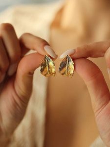 Pierres delicates Pozłacane kolczyki-wkrętki rozmiar: onesize. Żółte kolczyki Pierres delicates, pozłacane. Za 34,99 zł.