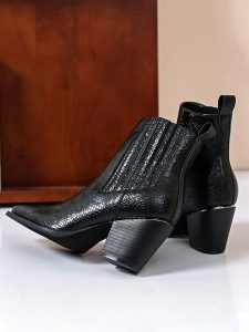 Sixth Sens Botki w kolorze czarnym rozmiar: 37. Czarne botki Sixth Sens, bez wzorów, ze skóry, bez obcasa, bez zapięcia. Za 148,61 zł.