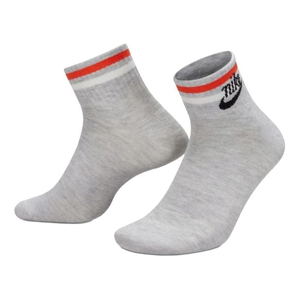 Skarpety Unisex Dla Dorosłych Essentials Everyday (zestaw 3 Sztuk). Szare skarpetki Nike, bez wzorów. Za 127,99 zł.